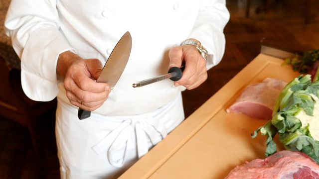 Küchenchef erklärt, wie man Messer richtig schärft