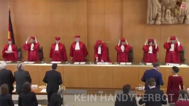 Oberlandesgericht Stuttgart lockert Handyverbot am Steuer 