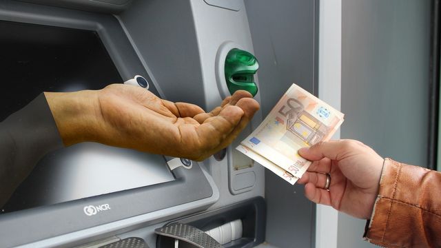Banken führen Gebühren beim Geldabheben ein