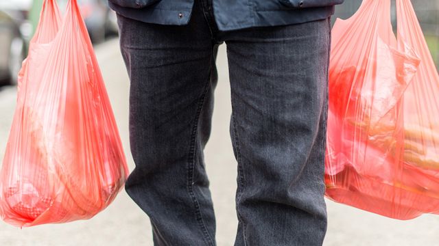 Die große Umwelt-Lüge: Wo landen die 25 Cent für jede verkaufte Plastiktüte?